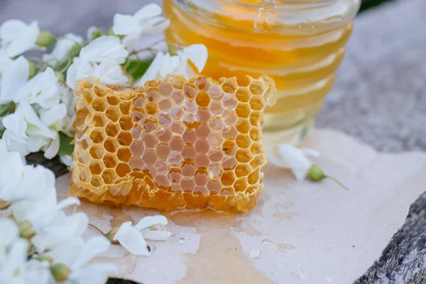 蜂蜜を瓶に入れる 木製の背景に砂糖のアカシアの蜂蜜 春の気分 選択的焦点 — ストック写真
