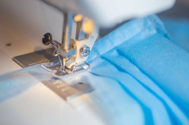 Elektrikli dikiş makinesinin detayları. Evde el dikimi tıbbi maskeler. Koruyucu maskeler üretmek için gerekli malzemelerin hazırlanması kısa bağ, sms, erime. Yumuşak odak