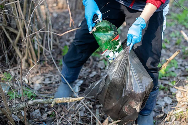 Niño Sosteniendo Botella Basura Plástico Vidrio Poner Bolsa Reciclaje Para —  Fotos de Stock