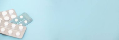 Kabarcıklı haplı pankart. Antibiyotik ilaç direnci. Antimikrobik kapsül hapları. Coronavirus ilacı ilaç endüstrisi.