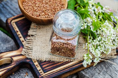 Kuru karabuğdaylı gevşek ürünler için şeffaf kavanoz.