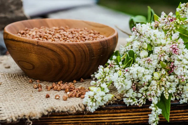 Ahşap tabakta kurutulmamış karabuğday. Çiğ yiyecekler ve vejetaryenler için yiyecek. Kilo vermek için sağlıklı yiyecekler. Yumuşak odak