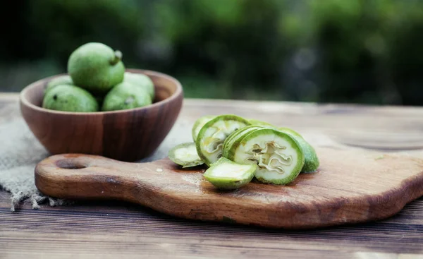 Cibo Sano Noci Tagliate Fette Sono Sparse Tagliere Vecchio Tavolo — Foto Stock