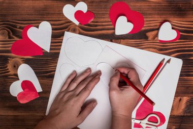 Sevgililer Günü. El yapımı sevgililer günü kartı için adım adım talimatlar. El işi hediyesi, düz yatış. Adım 2. Kalbin çizimini kırmızı kağıda geçirerek kalıbı çember içine al. Arkadan çek..