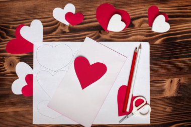 Sevgililer Günü. El yapımı sevgililer günü kartı için adım adım talimatlar. El işi hediyesi, düz yatış. Dördüncü adım. Kırmızı kağıdın kalbi. Sevgililer günü için hazırlık, kalplerin çelengi, kartpostal