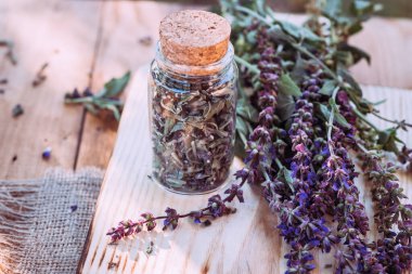 Kortikal mantarlı şeffaf kavanoz ve kuru ot.