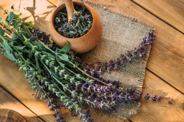 Kurutulmuş sebze soslu havan topu pratensis. Şifalı bitkiler. Kendi kendini tedavi. Üst görünüm.