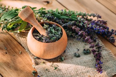 Salvia pratensis, çayır tarlası ya da kuru otla pişirilmiş havan topunun yanındaki çayırda yetişen mor adaçayı çiçeği. Şifalı bitkiler. Kendi kendini tedavi. İlaç ve kozmetoloji için bitkisel bitkiler topluyorum.