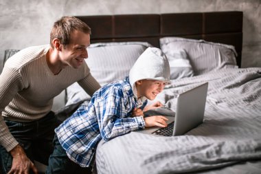 Bekarlığa veda partisi. Baba ve oğul 8 Mart 'ta annelerine hediye arıyorlar. Çocuklar çevrimiçi oyunlar oynuyor ve online alışveriş yapıyorlar..