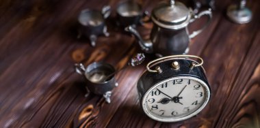 Zaman doldu. Masanın üzerinde retro alarm saati olan klasik bir arka plan. Web sitesi geçmişi için sabah atmosferi konsepti. Saat iğnesiyle sabah 9 'da gösterilen grunge arkaplan üzerindeki analog saat.