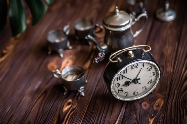 Retro saat. Eski usülde kahvaltı. Alarm saatinin yanındaki masada antika aletler