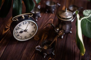 Antika çalar saat. Gümüşten yapılmış eski bir kahve servisi. Kahvaltıda. Sabah kahvesi