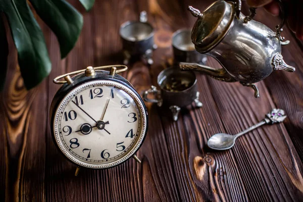 Ontbijt Hand Gieten Koffie Uit Een Oude Koffiepot Een Zilveren — Stockfoto