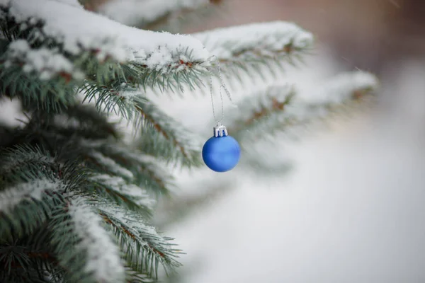 Blauwe Kerstboom Ballen Kleuren Van Vlag Van Oekraïne Speelgoed Besneeuwde — Stockfoto