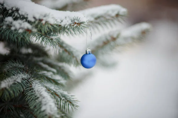 Blauwe Kerstboom Ballen Kleuren Van Vlag Van Oekraïne Speelgoed Besneeuwde — Stockfoto