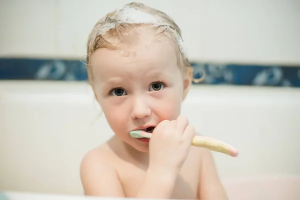 Νήπιο Βουρτσίζει Δόντια Οδοντόβουρτσα Κορίτσι Κάνει Μπάνιο Διαδικασίες Υγιεινής Πριν — Φωτογραφία Αρχείου