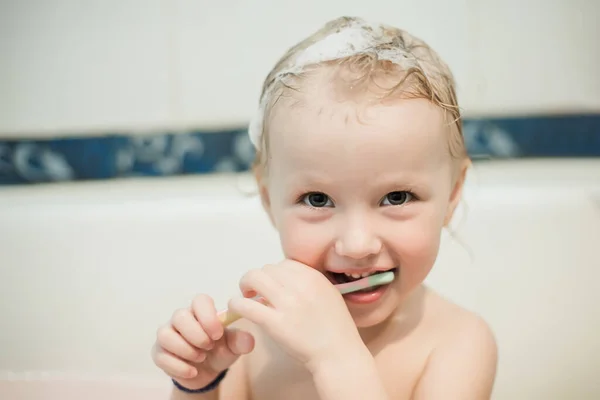 Νήπιο Βουρτσίζει Δόντια Οδοντόβουρτσα Κορίτσι Κάνει Μπάνιο Διαδικασίες Υγιεινής Πριν — Φωτογραφία Αρχείου