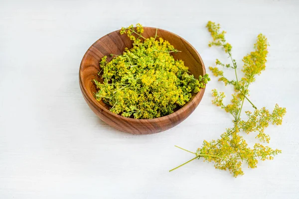 Galium Verum Damesrietje Geel Strooisel Gebruikt Alternatieve Geneeskunde Houten Plaat — Stockfoto