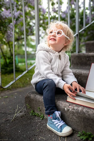 Una Ragazza Con Gli Occhiali Siede Accanto Libro Aperto Istruzione — Foto Stock