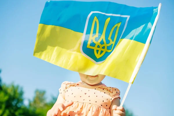 Menina Segurando Bandeira Ucrânia Bandeira Amarela Azul Ucrânia Com Brasão — Fotografia de Stock