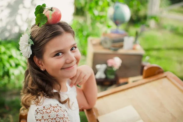 Gyönyörű Lány Asztalnál Vörös Almával Fején Tanulás Előadótermen Kívül Koronavírus — Stock Fotó