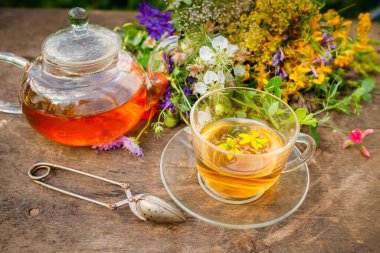 Cam çaydanlıkta sağlıklı bitkisel çay ve tahta tahtada şifalı bitkiler. - Evet. Beden eğitimi. Bitkisel ilaçlar