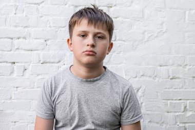 Öfkeli çocuk, adil olmayan bir şey için surat asıp surat asarak ve surat asarak iletişim kurmak istemiyor.