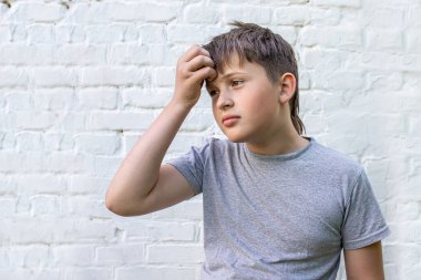 Kararsız ve belirsizdir, genç bir adam hayatında seçimini yapar, kafasını karıştırarak alnını kaşır, tavsiyeye ya da seçiminde yardıma ihtiyaç duyar. Ne yapmam gerektiğini bilmiyorum.