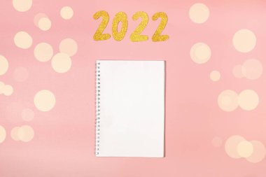 Dağınık karabuğdaylı karabuğdayla ilgili 2022 metni yaklaşıyor. Çiftçiler için yeni yıl. Pembe arka planda temiz bir defter. metin için yer