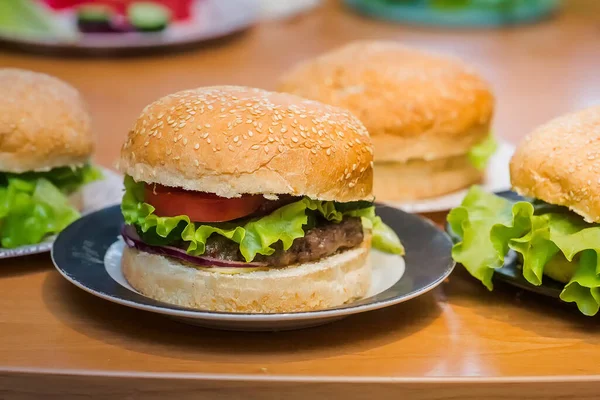 Négy Házi Készítésű Burger Paradicsommal Marhahússal Friss Feltéttel Teljes Kiőrlésű — Stock Fotó