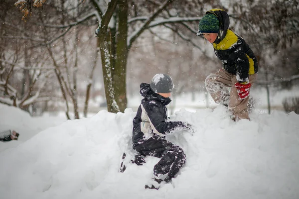 Deux Garçons Jouent Sur Tas Neige Après Fortes Chutes Neige — Photo