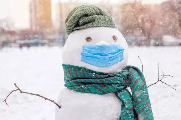 Boneco Neve Engraçado Máscara Médica Protetora Fundo Branco Fundo Natal — Fotografia de Stock