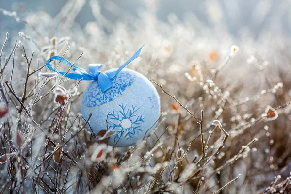 Weihnachtsbaumspielzeug Auf Den Zweigen Die Mit Raureif Bedeckt Sind Sonniges — Stockfoto