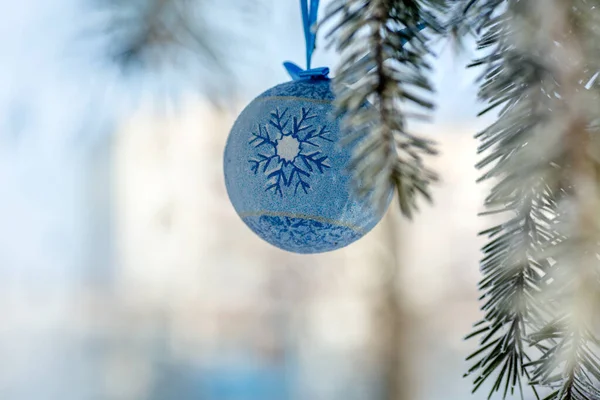 Blauwe Bal Kerstspeelgoed Van Een Kerstboom Tak Kerstmis Stad Achtergrond — Stockfoto