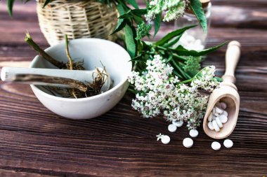 Su toplamış sarı kabuklu Valerian tabletleri. Hafif yatıştırıcı ve hipnotize edici. Uykusuzluk, endişe, stres ve iştahın artması için doğal tedavi