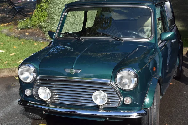 Austin mini, eski araba caddede.