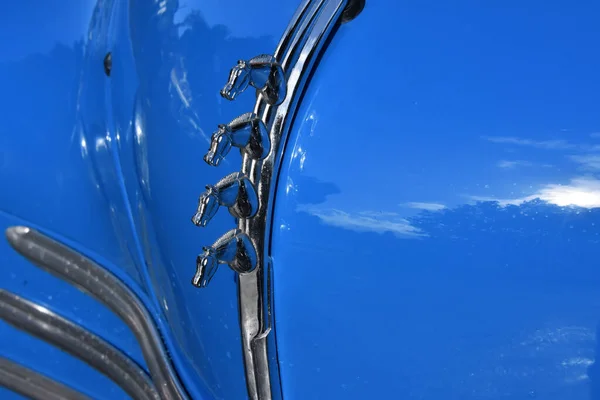 blue and white car, horses mascotte 4CV Renault