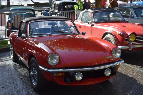 Sokakta klasik kırmızı araba, Spitfire zaferi.