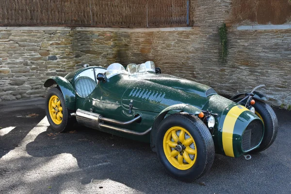 Şehrin eski arabası, Bristol Cooper. 