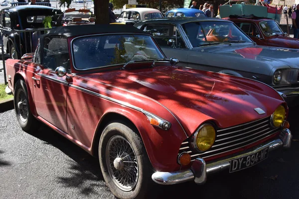 TR250 caddesindeki klasik araba.