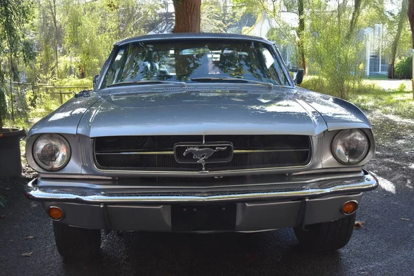 Şehirdeki eski araba, Ford Mustang. 