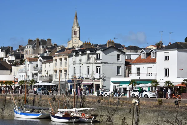 Pornic limanında eski bir yelkenli gemi