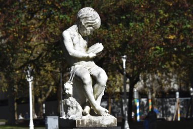 Parktaki genç bir adamın heykeli, Bilbao, İspanya.