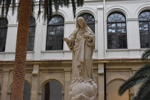 İspanya 'nın Bilbao kentindeki Deusto Üniversitesi' nde Bakire Meryem heykeli