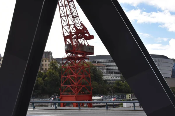 İspanya Bilbao Limanı 'nın kırmızı vinci. 