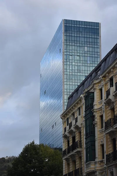 İspanya Bilbao 'daki modern ve eski bina. 