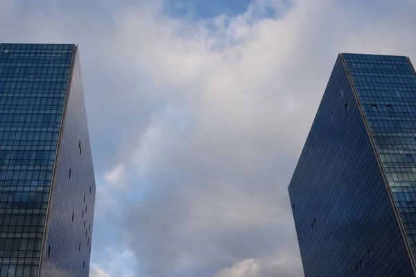 İspanya 'nın Bilbao kentindeki modern binalar.