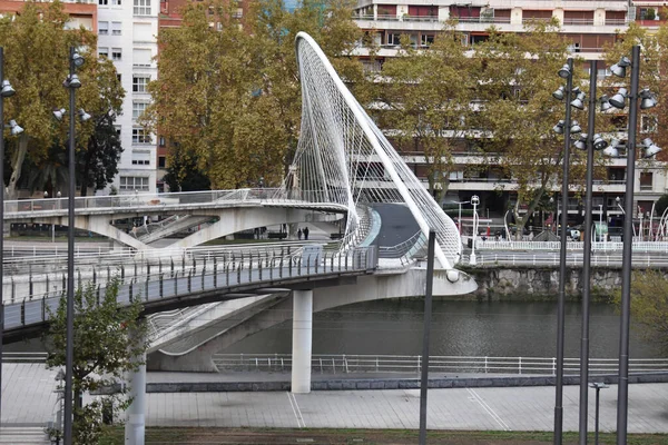 Bilbao şehrinde köprü
