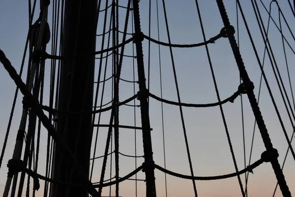 Akşamları bir ip merdiven silueti.