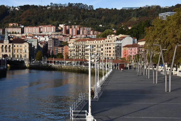 İspanya 'nın eski Bilbao limanının güzel manzarası